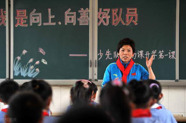 一旦那一丝的空想被否认，她的肉体便会跟随魂灵步向完全扑灭，终究，安娜在思疑和否认中走向了早已设计好的终局。